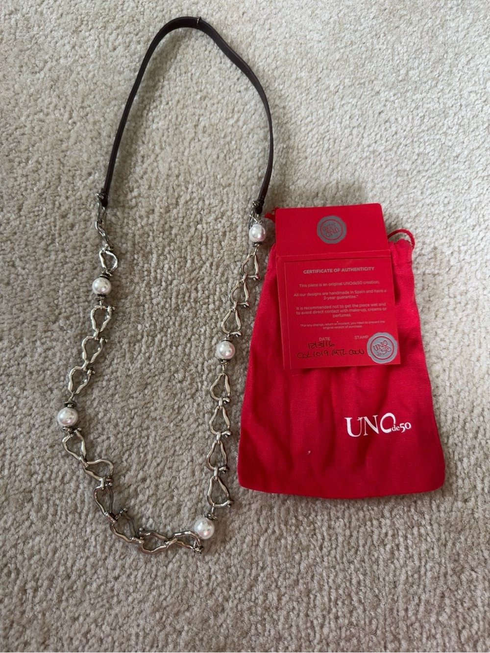 UNO de 50 Silver Chain Necklace with White Pearls and Brown Leather Strap